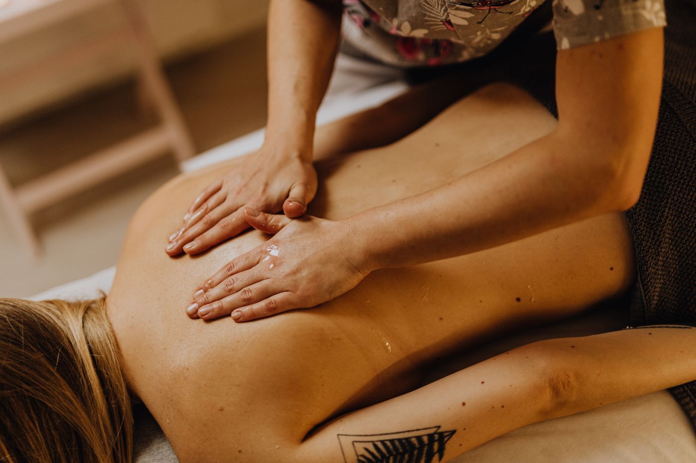 Terapis memberikan pijatan punggung bergaya Balinese massage