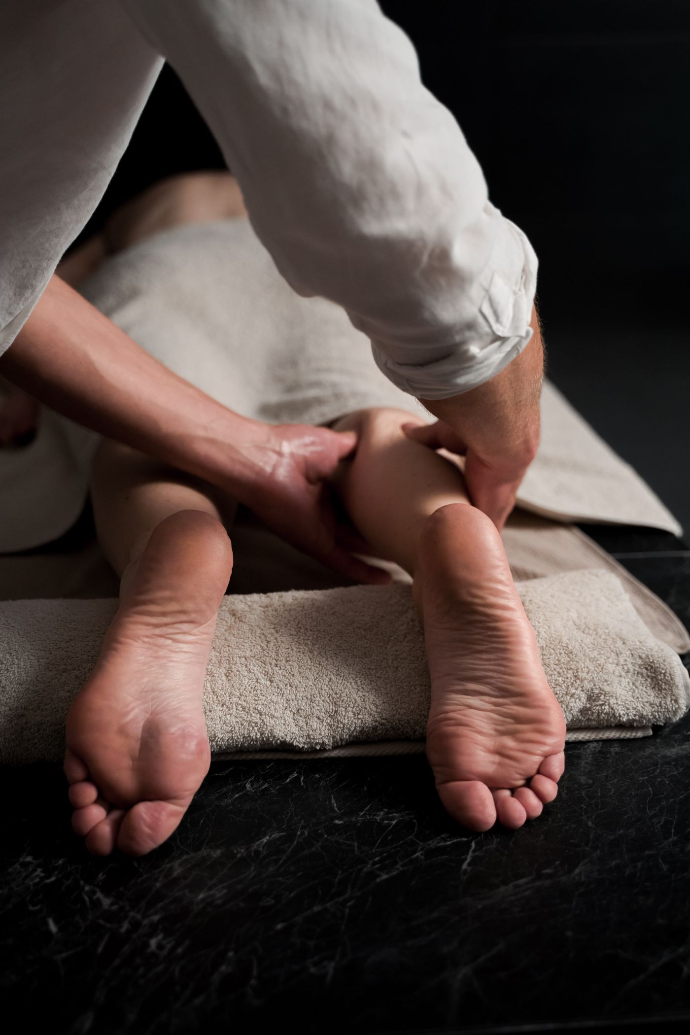 Terapis memberikan foot massage pada kaki klien